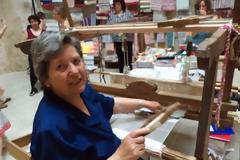 Μετά από 25 χρόνια... ξανάπιασε τον αργαλειό!