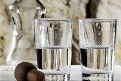 «Χύμα» τσίπουρο και «χύμα» κράτος