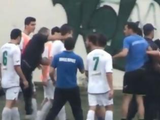 Φωτογραφία για Δείτε το δολοφονικό και άνανδρο χτύπημα σε παίκτη του Μοσχάτου