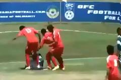 Αφού τον...σκότωσαν στο ξύλο, έδωσε το πέναλτι ο διαιτητής!