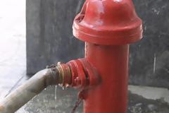 Απίστευτο κι όμως ελληνικό! Έκλεβαν νερό από πυροσβεστικό κρουνό για... να γεμίσουν την πισίνα τους!