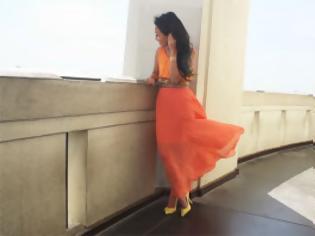 Φωτογραφία για Τρόποι για να ταιριάξετε μια μακριά φούστα [Video]