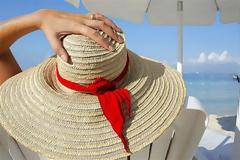 Οι μισοί βάλτε μαγιό και γρήγορα παραλία -  Oι άλλοι μισοί, πάρτε ομπρέλα!