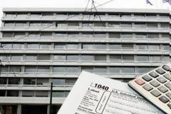 Οριακή απόκλιση 0,5% έναντι στόχου εμφάνισαν τα έσοδα το πρώτο τετράμηνο