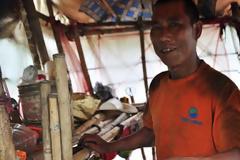 Άνθρωπος κουβαλά το σπίτι του, στους ώμους του!