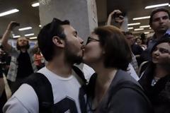 Διαμαρτυρία με... φιλιά στην Άγκυρα