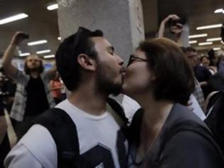 Φωτογραφία για Διαμαρτυρία με... φιλιά στην Άγκυρα