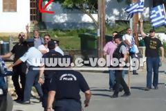 O χρυσαυγίτης βουλευτής Π. Ηλιόπουλος έδειξε το μεσαίο του δάχτυλο στους κατοίκους του Πηλίου