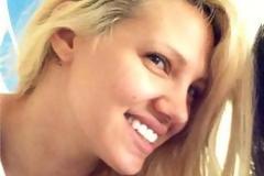 Kούκλα η Σάσα Μπάστα, άβαφτη και χωρίς ρετούς!