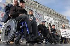 Με μισθούς πείνας (600 €) οι γιατροί δεν δέχονται να εξετάσουν αναπήρους