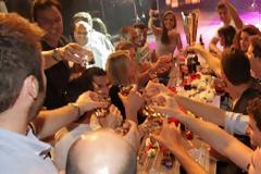 ΤΟ... ΓΛΕΝΤΗΣΑΝ ΠΑΡΕΑ ΜΕ ΤΙΣ ΚΟΥΠΕΣ ΟΙ ΝΤΑΜΠΛΟΥΧΟΙ! *PHOTOS*