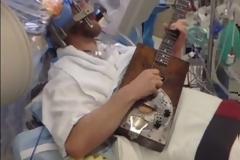 Απίστευτο!!! Επαιζε κιθάρα ενώ τον χειρουργούσαν στο κεφάλι!