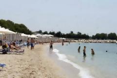 Tρελή πορεία ακυβέρνητου ταχύπλοου στην πλαζ Βουλιαγμένης