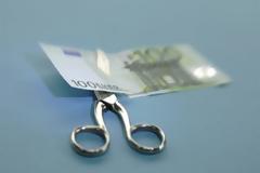 Ο δρόμος για κούρεμα του χρέους περνά από επιπλέον μείωση μισθών και συντάξεων 10% - 12%