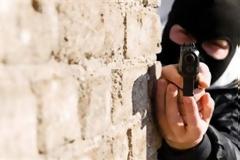 Κυκλοφορούσαν με όπλο και κουκούλα μέρα μεσημέρι