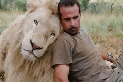 Ζει ανάμεσα στα λιοντάρια και το χαίρεται!