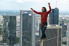 Αν και υψοφοβικός περπάτησε 185 μ. πάνω από το έδαφος!