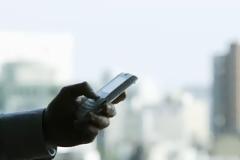 Θα ανάβει «κόκκινο» στο κινητό, όσων περπατούν και στέλνουν SMS