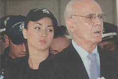 Πoια είναι πραγματικά η καλλονή αστυνομικίνα που φυλάει τον Άκη Τσοχατζόπουλο