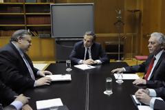 Ψάχνουν τη «χρυσή τομή» για το αντιρατσιστικό