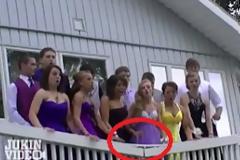 Η αναμνηστική φωτογραφία... τους βγήκε ξινή! Δείτε το βίντεο