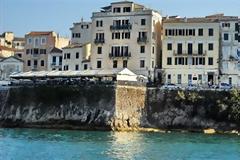 Aφγανός έσπρωξε φοιτήτρια στο κενό επειδή δεν τον άφησε να της πάρει την τσάντα