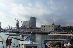 Αλλοδαπή έπαθε εγκαύματα από φωτιά σε αποθήκη στο λιμάνι