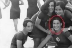 Η Γιάννα Αγγελοπούλου με τη μαθητική ποδιά ποζάρει χαμογελαστή στo φακό