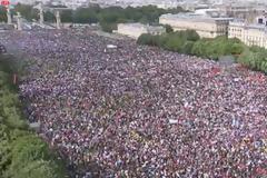 Η Γαλλία που αντιστέκεται, η Γαλλία που επιμένει.