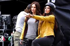 Η Megan Fox αλλά και η Ελληνίδα που την ντουμπλάρει κάνουν τα κεφάλια να γυρίζουν στο πλατό του 