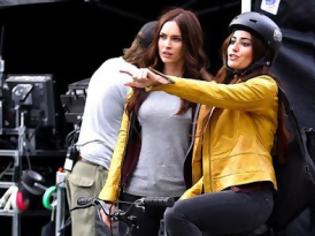 Φωτογραφία για Η Megan Fox αλλά και η Ελληνίδα που την ντουμπλάρει κάνουν τα κεφάλια να γυρίζουν στο πλατό του Teenage Mutant Ninja Turtles