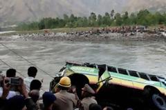 19 νεκροί από πτώση λεωφορείου σε κανάλι στην Ινδία