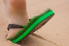 Σαγιονάρες από... γρασίδι!