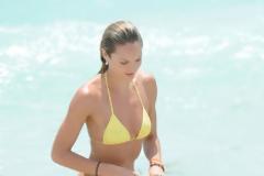 Η Candice Swanepoel βάζει φωτιά με μικροσκοπικό κίτρινο μπικίνι στο Miami