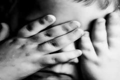 Φρίκη: Ζευγάρι μπήκε στο σπίτι του και είδε νεαρό να βιάζει το 2 ετών κοριτσάκι τους