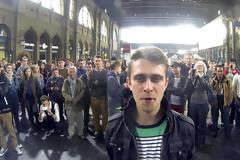 Ένα δωρεάν S4 Galaxy της Samsung για όποιον δεν στρέψει τα μάτια από επάνω του