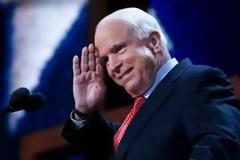 Στη Συρία ο Μακέιν για επαφές με τους αντάρτες