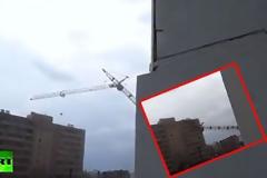 Ρωσία: Ο γερανός κατέληξε στην πολυκατοικία [Video]