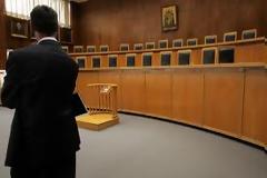 Δικηγόρος στη Θεσπρωτία βάζει ό ίδιος τα χρήματα σε φτωχούς πελάτες του!