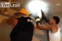 Βίντεο που σοκάρει: Πέταξαν νεογέννητο στην αποχέτευση της τουαλέτας