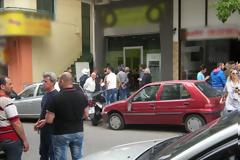 Αγρίνιο: Ξυλοκόπησαν μέλος της Xρυσής Αυγής την ώρα που...κουρευόταν!