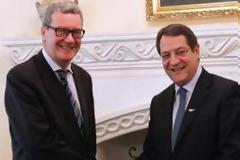 Το δείπνο των δύο ηγετών δεν έχει σκοπό την επανέναρξη των συνομιλιών, λέει ο Ντάουνερ