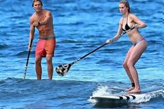 Ireland Baldwin: Δαμάζοντας τα κύματα στη Χαβάη