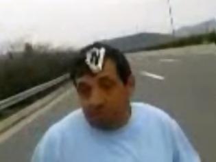 Φωτογραφία για ΑΠΙΣΤΕΥΤΟ VIDEO: Ο Βουλευτής της Χρυσής Αυγής την...πέφτει σε Σκοπιανό φορτηγατζή. Του έβαψε το πρόσωπο με (!) σπρέυ [video ΝΤΟΚΟΥΜΕΝΤΟ]