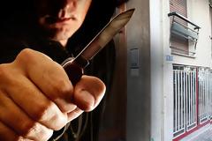 Μαχαίρωσαν μετανάστη μέρα μεσημέρι στην Αριστοτέλους