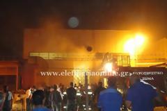 Στις φλόγες το εργοστάσιο Καρέλια στη Καλαμάτα [Video]