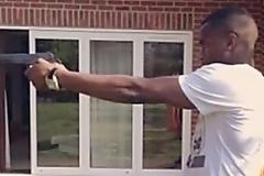 Σάλος με φωτογραφία ποδοσφαιριστή με όπλο