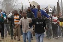 Μεταλλωρύχοι πυρπόλησαν και λεηλάτησαν δημόσια κτίρια