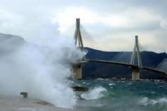 Άνοιξε νωρίς το πρωί το Ρίο - Αντίρριο - Ζημιές στην Πάτρα από τους δυνατούς ανέμους