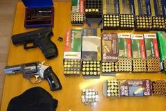 Όπλα αλλά και εκατοντάδες σφαίρες στο σπίτι και το μαγαζί 35χρονου στο Ρέθυμνο